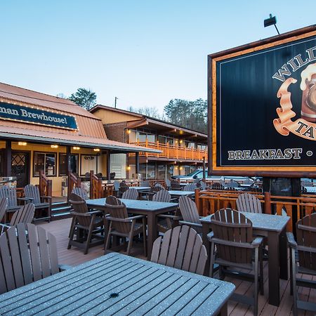 Wild Bear Inn Пиджен Фордж Екстериор снимка
