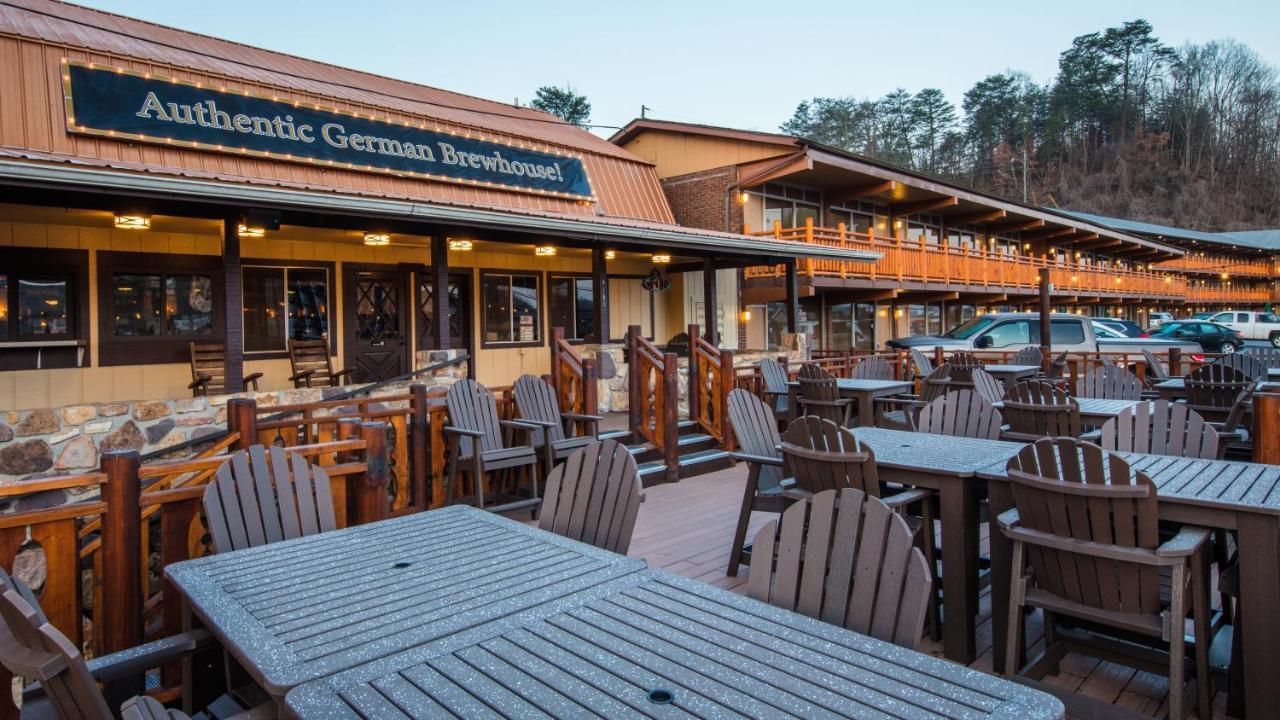 Wild Bear Inn Пиджен Фордж Екстериор снимка