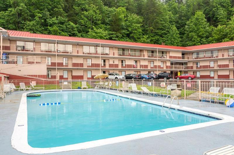 Wild Bear Inn Пиджен Фордж Екстериор снимка