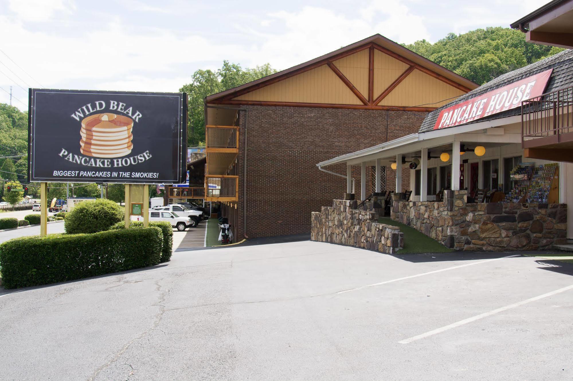 Wild Bear Inn Пиджен Фордж Екстериор снимка