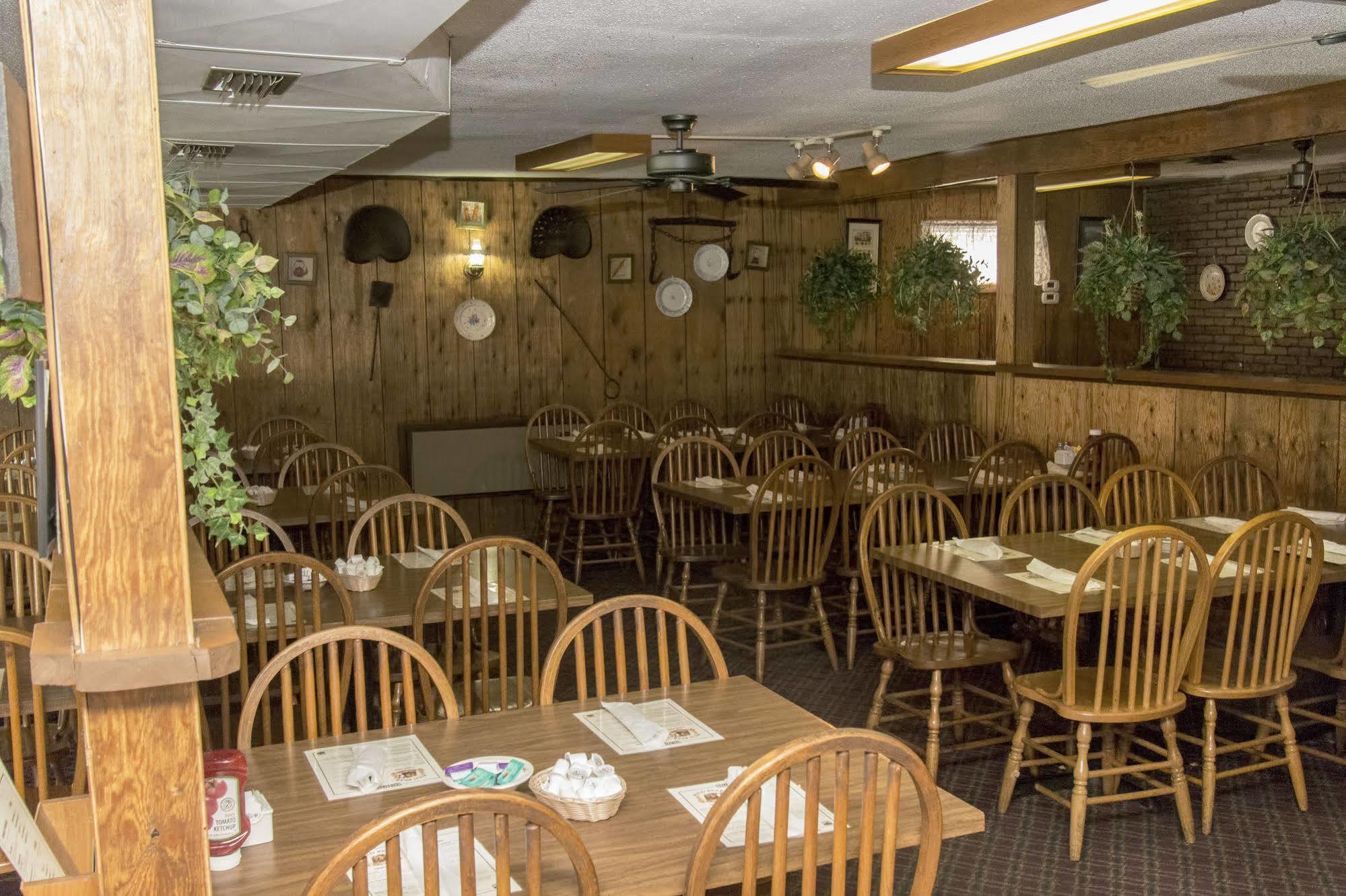 Wild Bear Inn Пиджен Фордж Екстериор снимка
