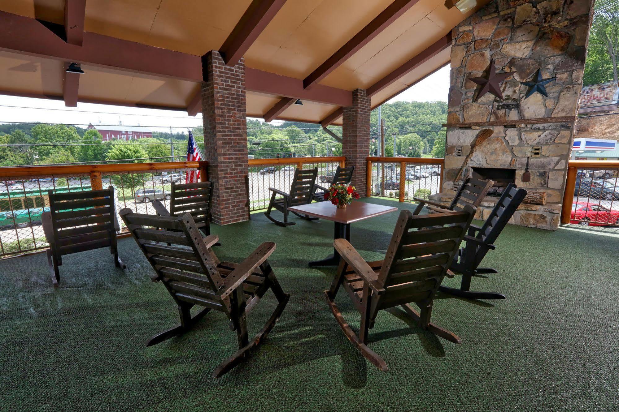 Wild Bear Inn Пиджен Фордж Екстериор снимка