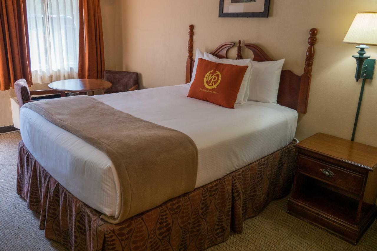 Wild Bear Inn Пиджен Фордж Екстериор снимка