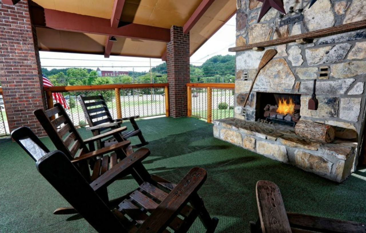 Wild Bear Inn Пиджен Фордж Екстериор снимка